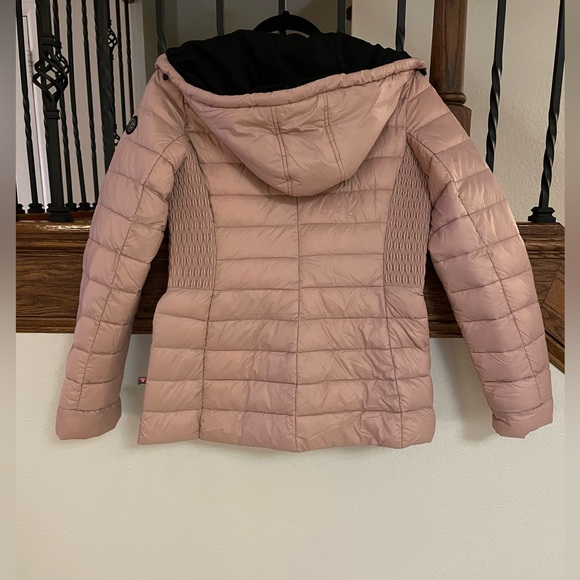 Bernardo Light Weight Puffer Jacket in Rose Gold/Light Pink Color - Picture 5 of 5